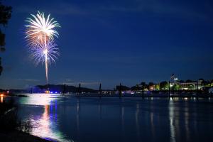 2022 St. Helens fireworks show over the Columbia River 