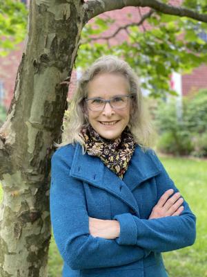 Headshot of Suzanne Bishop outdoors 