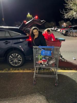 Walmart theft suspects loading stolen merchandise into blue SUV