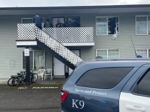 Police outside apartment door waiting to make entry in response to stabbing report 